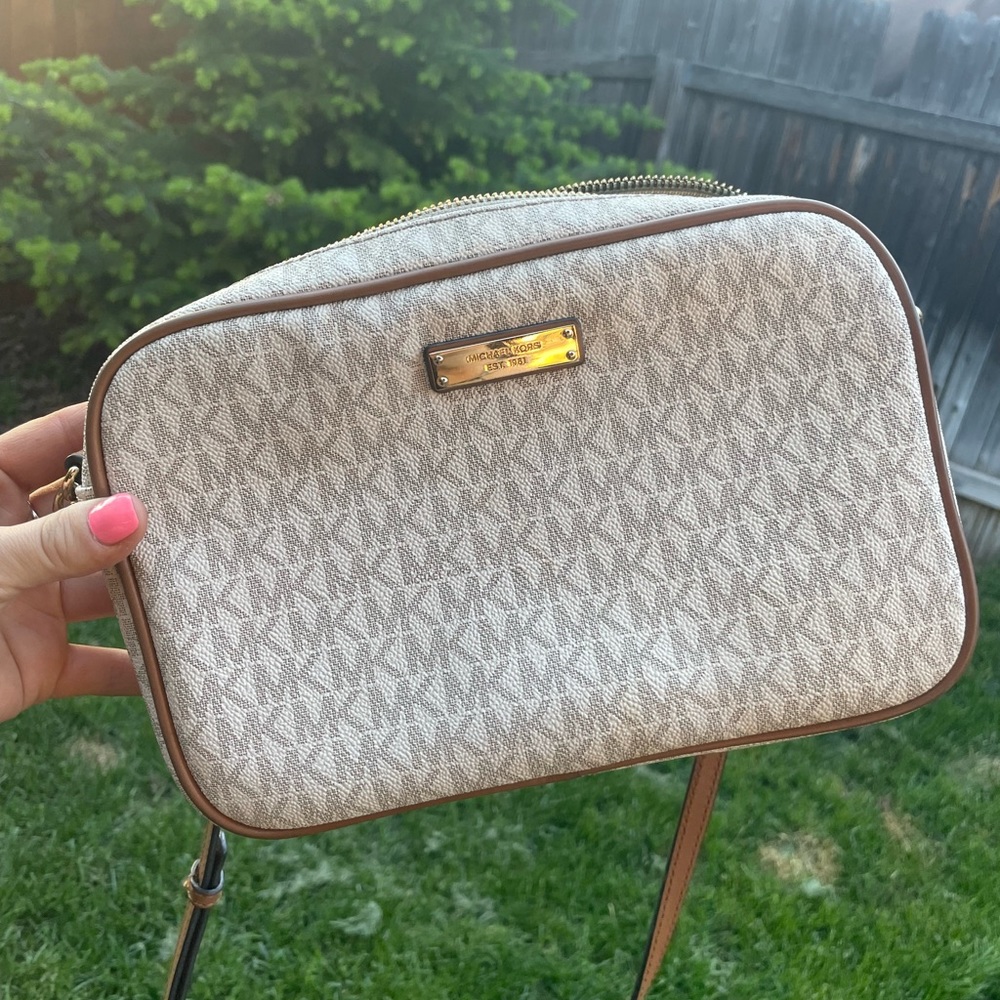Jet Set Large Crossbody Micheal Kors purse